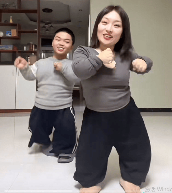 侏儒网红李大可爱:身高1米,嫁1.87米河北帅哥,结婚2年遭抛弃!