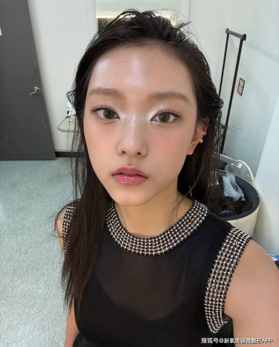 将妆容与造型妥帖结合配以自身绝佳的身材比例突出她大眼睛的神采