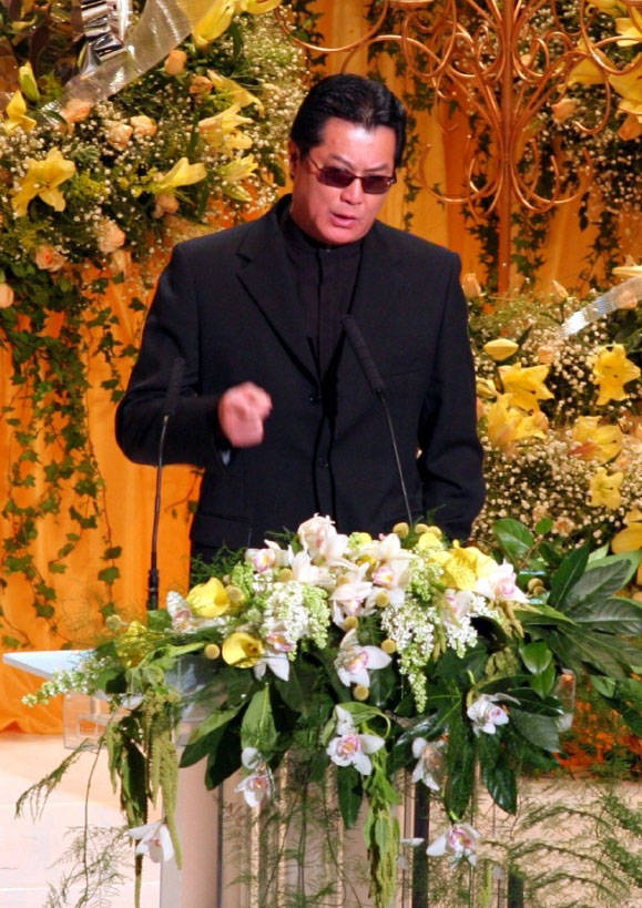 据悉钟慧冰表示,她和邓光荣一起在纽约合作《血洗唐人街》,相处过程中