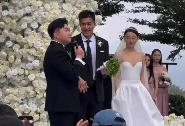 笑翻了！郭艾伦穿西装参加2400万网红婚礼，被误认为新郎