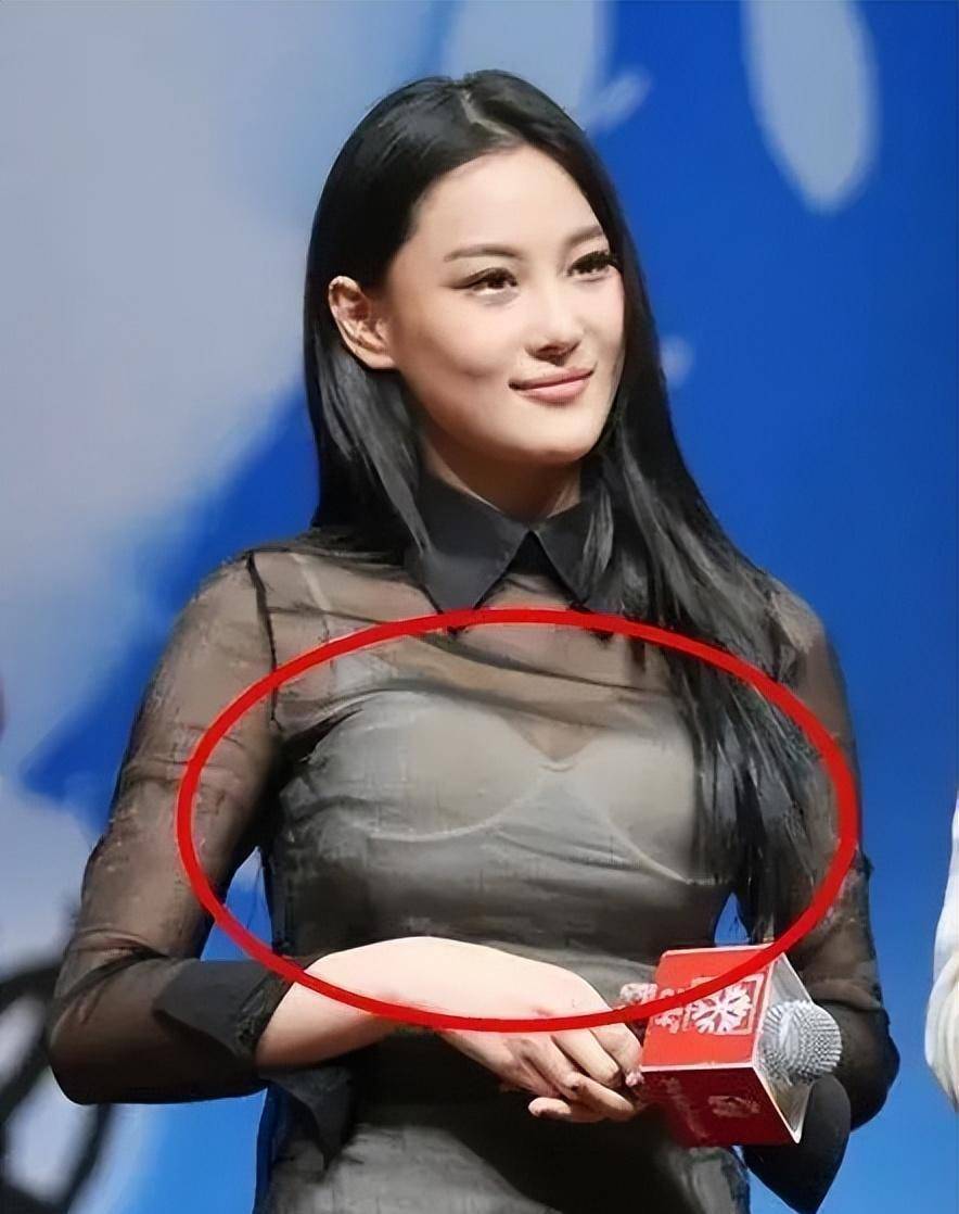 37岁张馨予,婚后身材发福,胸部呼之欲出,前凸后翘!真性感!