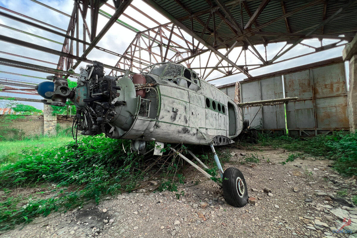 找到一座废弃的机库里面有几架无法起飞的安