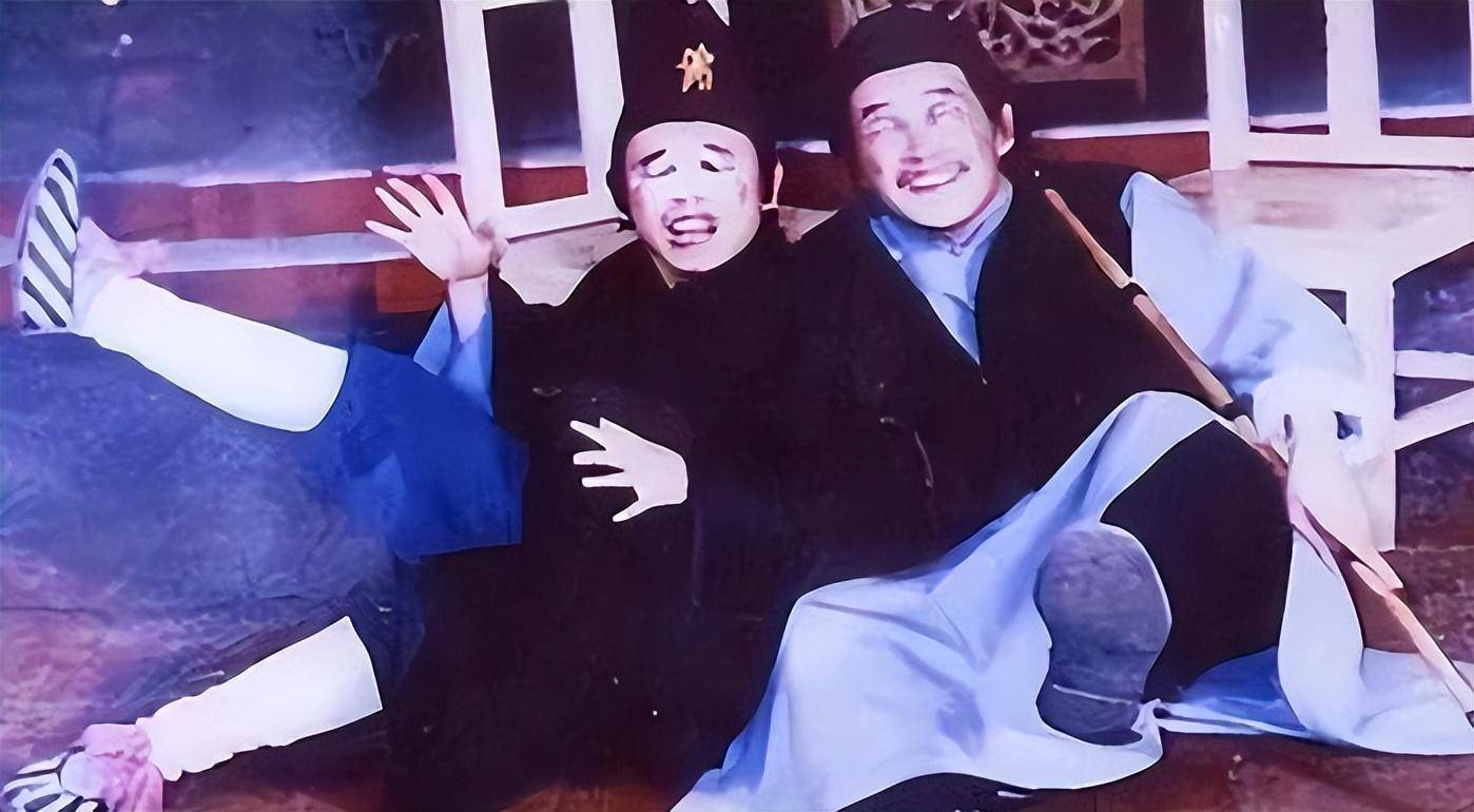 这个问题的来处,是因为赵本山和潘长江合作了《瞎子观灯》,一个矮子