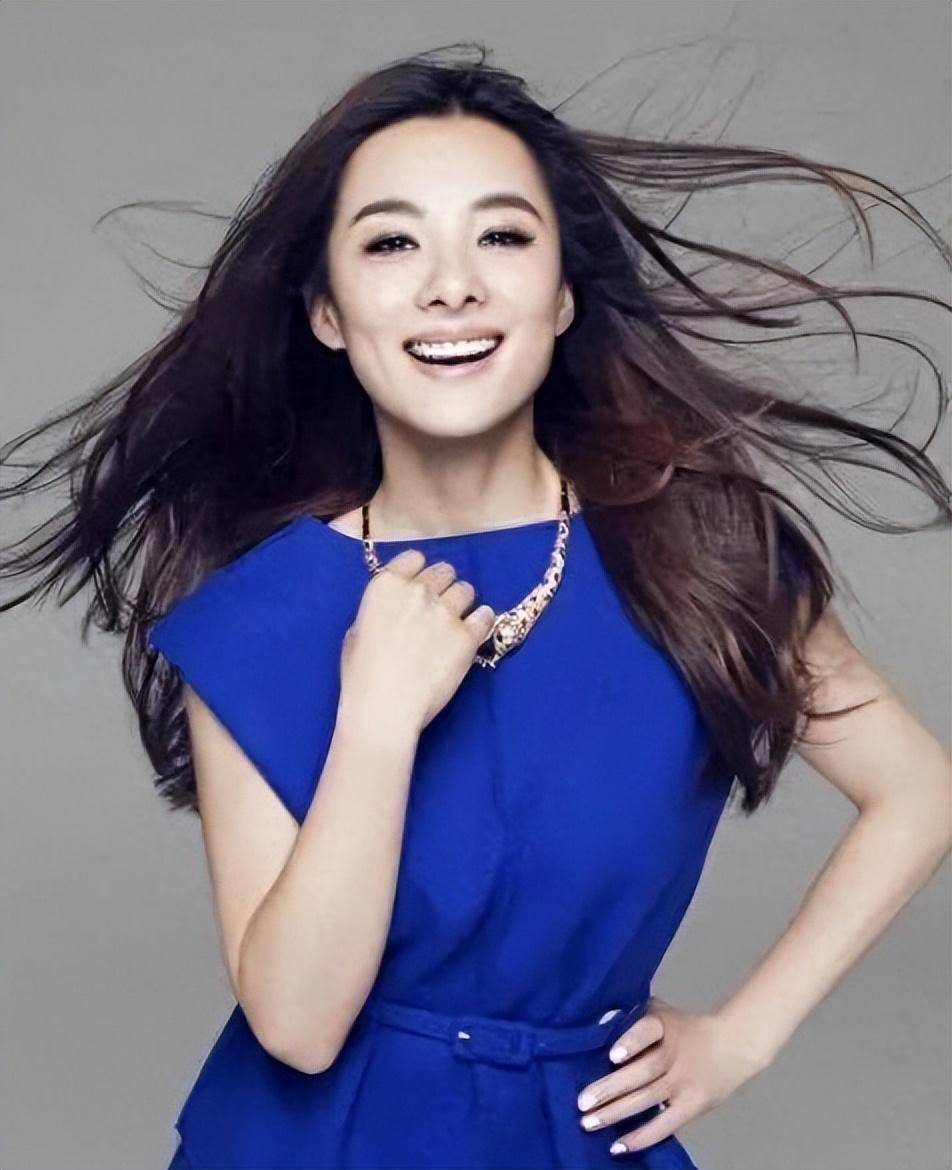 她还出演了电影《东风雨》和《我和我的小伙伴》.