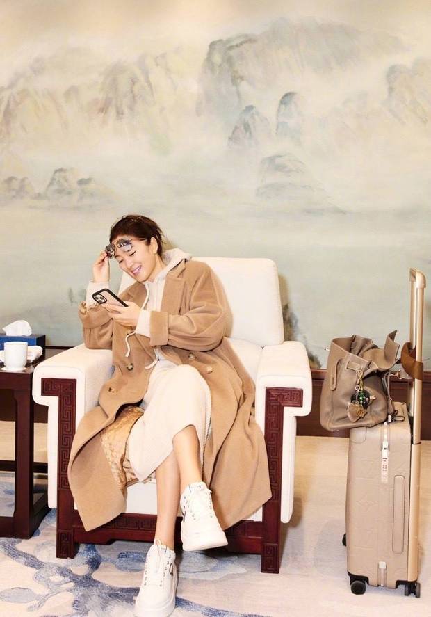 巩俐驼色大衣造型优雅低调 戴墨镜插兜走路气场强