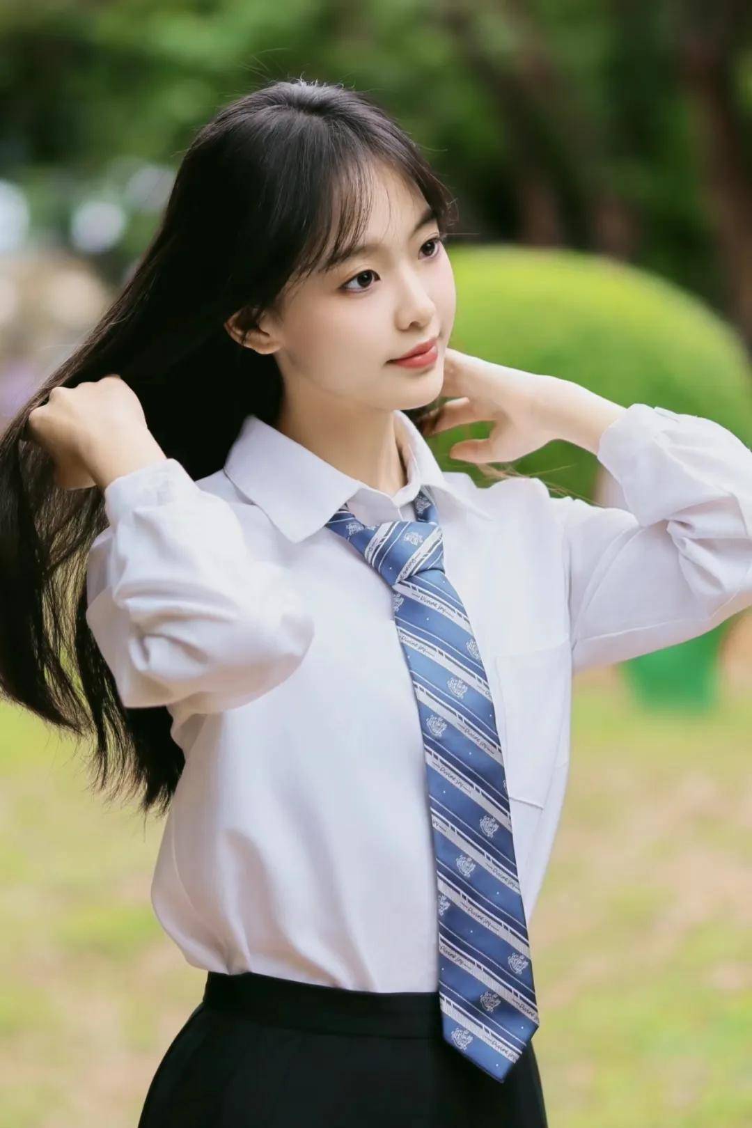 8个jk制服拍照姿势,清新自然又甜美,打造日系校园风