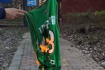 割袍断义!辽宁球迷焚烧郭艾伦13号球衣,不满其粉丝公开抵制辽篮