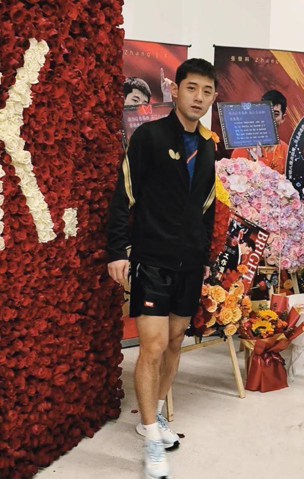 张继科球馆开业排面大,满墙玫瑰人气高涨,本人换两套造型合影