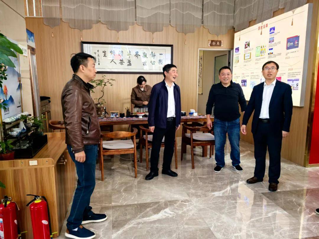 巴东县农业局,野三关镇政府领导莅临中茶恩施硒茶电信店指导!