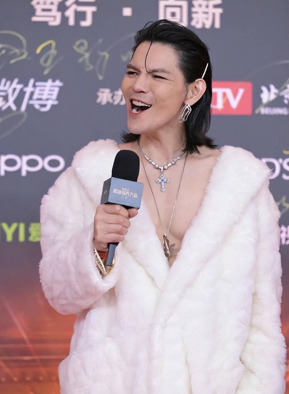 向佐偷了向太衣服,拿了郭碧婷的化妆品,这"老嫂子"穿的挺时尚