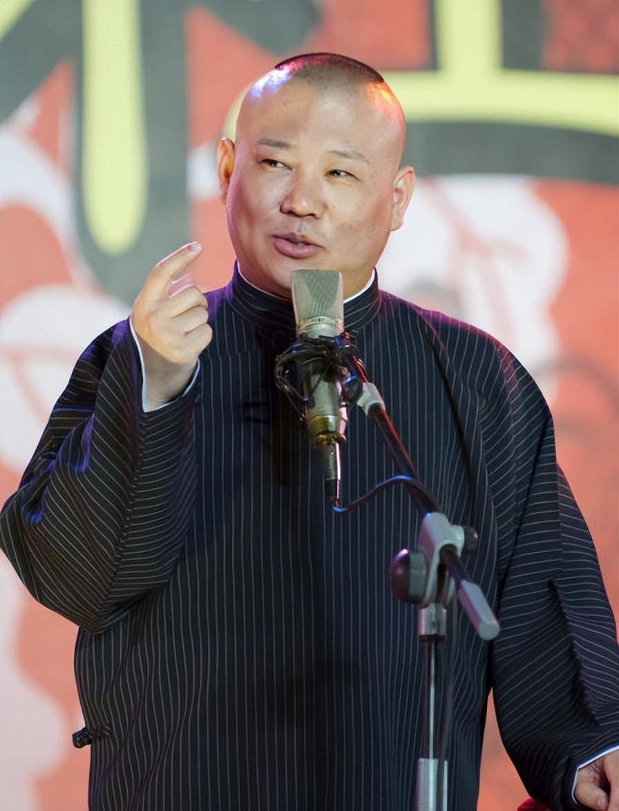 郭德纲小儿子十分豪横,戴大金镯,豪宅内开车,网友:心疼郭麒麟