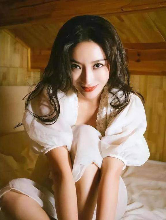 乳神!王李丹妮因太大无法跑步内衣难买睡觉也要左右换边