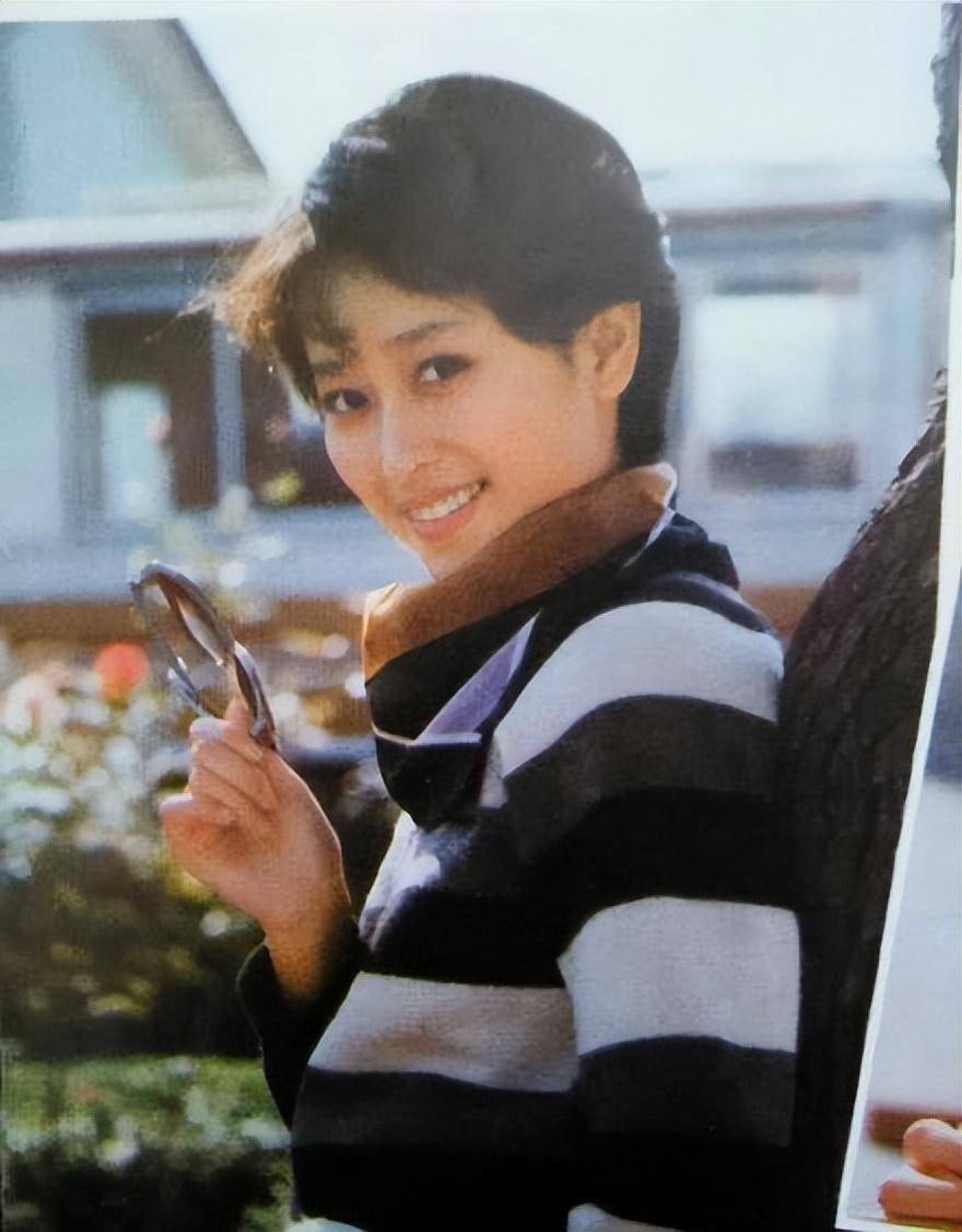 演员左翎:31岁因《情满珠江》爆红输了婚姻,带着女儿嫁富商,被丈夫宠