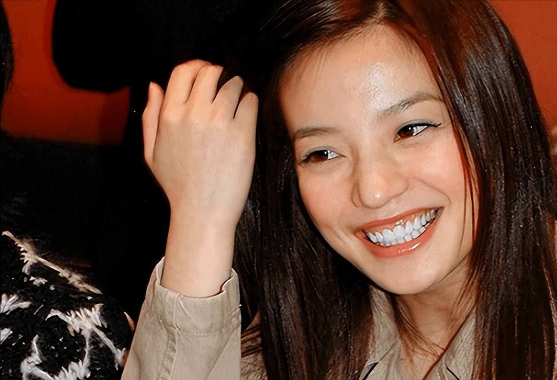 赵薇从一个"红极一时"曾和章子怡,周迅齐名的女演员,沦落到现在的"