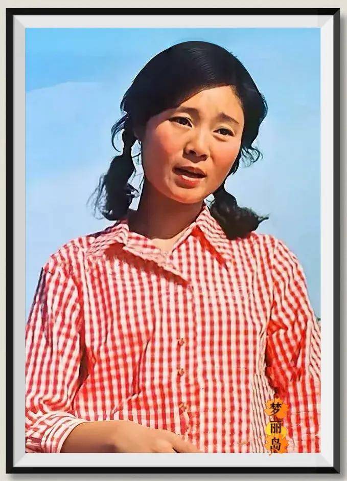 八十年代的女明星,穿着格子衫,扎麻花辫,一副邻家女孩的纯朴样