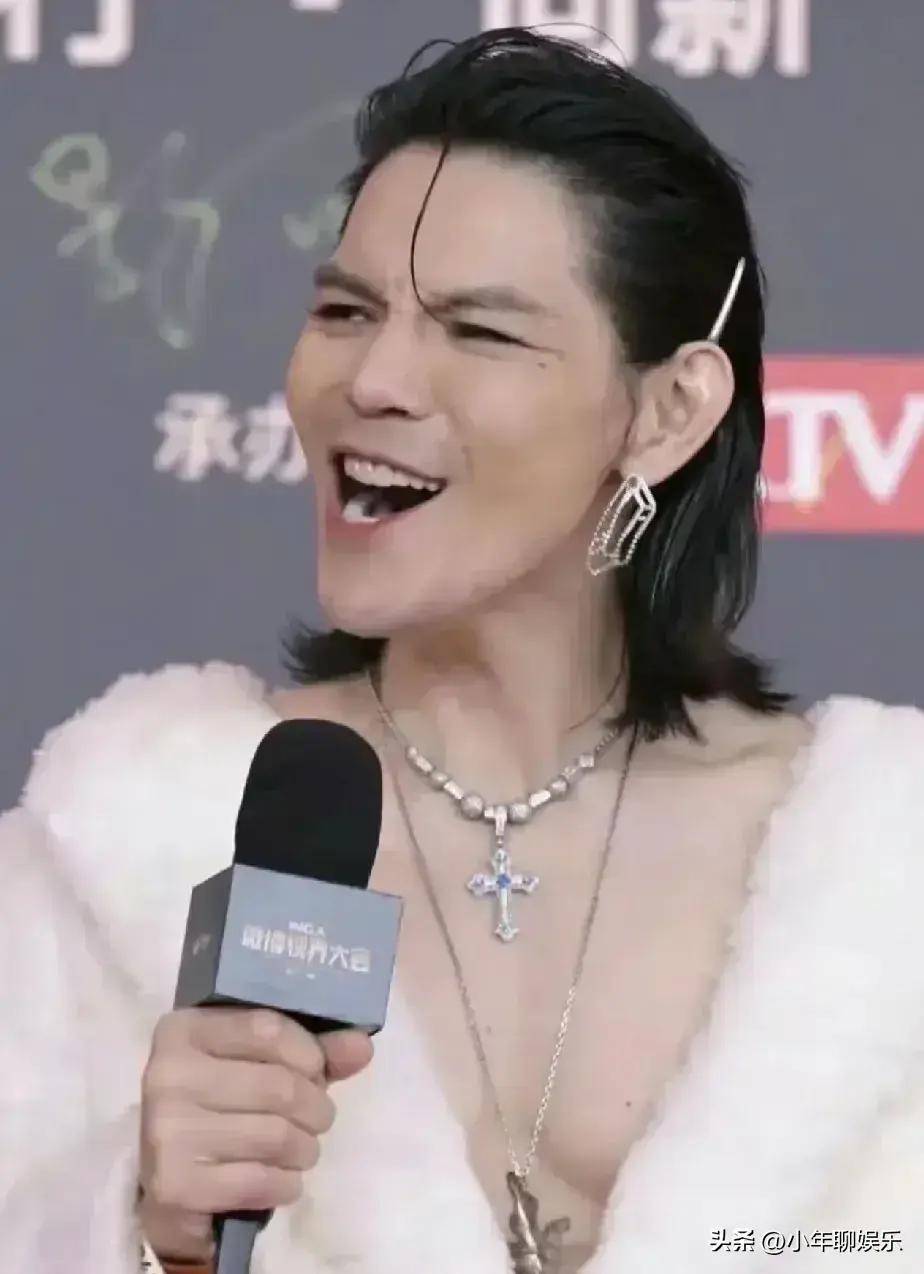 权志龙现身香港!姨味重,与刘嘉玲同框像姐妹,网友:跟向佐学的
