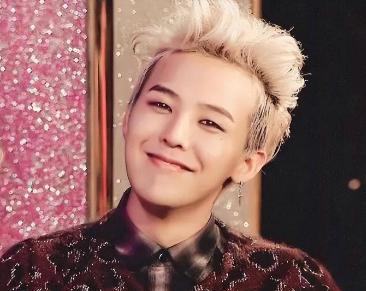 周润发与权志龙合照满头白发戴帽子重拾帅气眼神犀利气场大