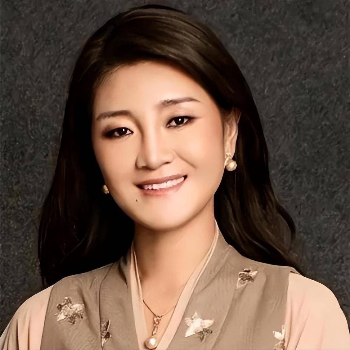 歌手降央卓玛:因丈夫高颜值疯狂倒追,婚后生3胎,如今幸福美满