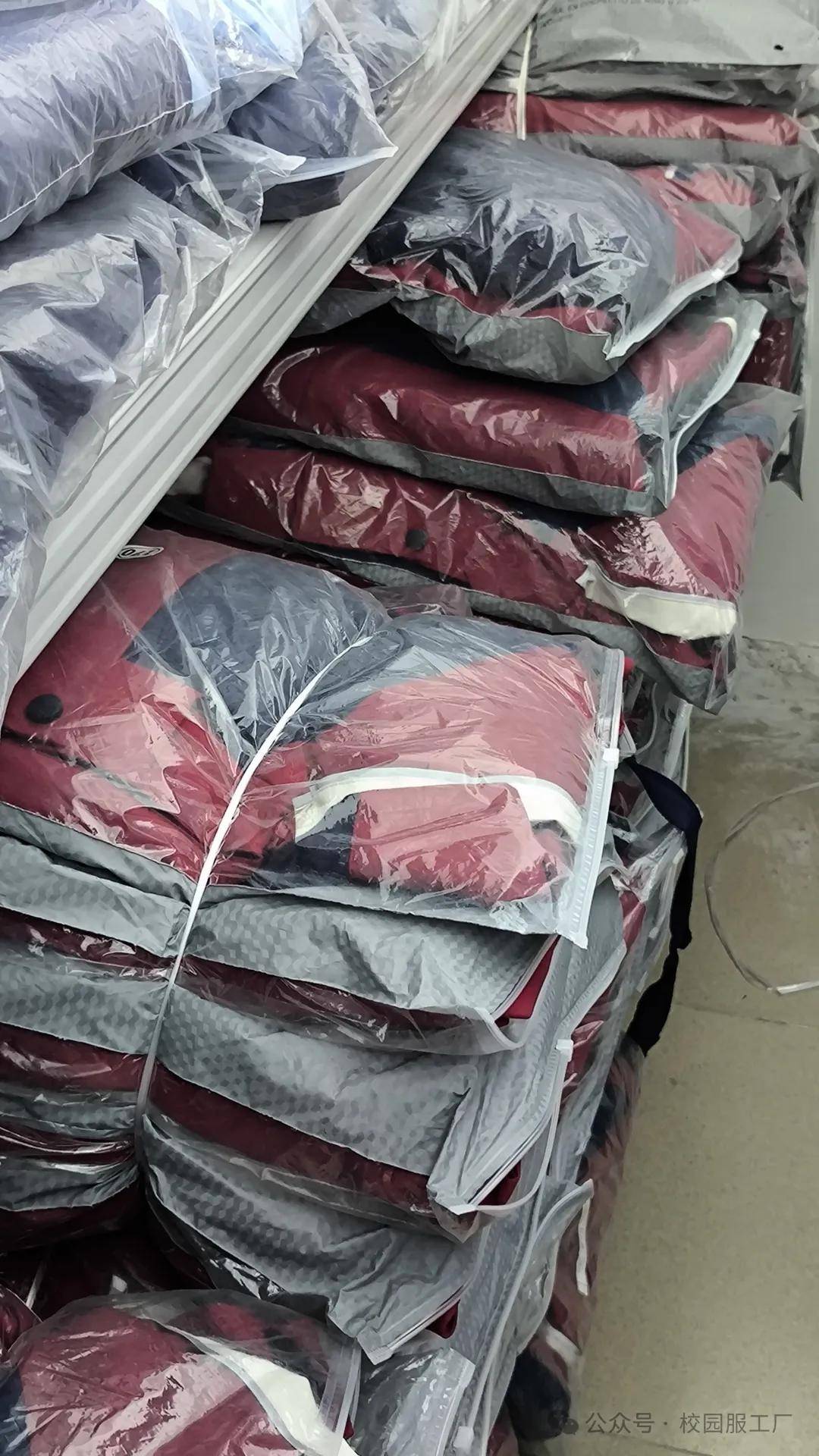 现货校服新体验：冬季冲锋衣，即刻温暖孩子