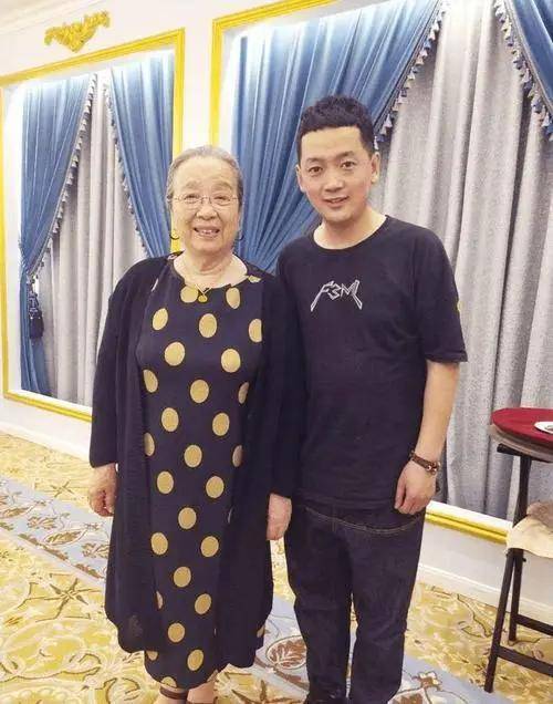 李明启坐地铁被偶遇,白发苍苍的老奶奶了,但身体硬朗还乐得开怀!