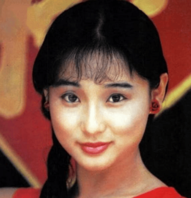 被蒋雯丽夺爱,两度被抛弃,至今50岁未婚未育,孔琳咋就这么惨?