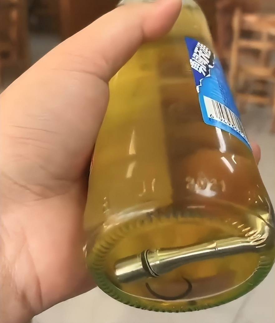 雪花啤酒勇闯天涯被指喝出痰状白色异物 同批十余件都有问题(图3)