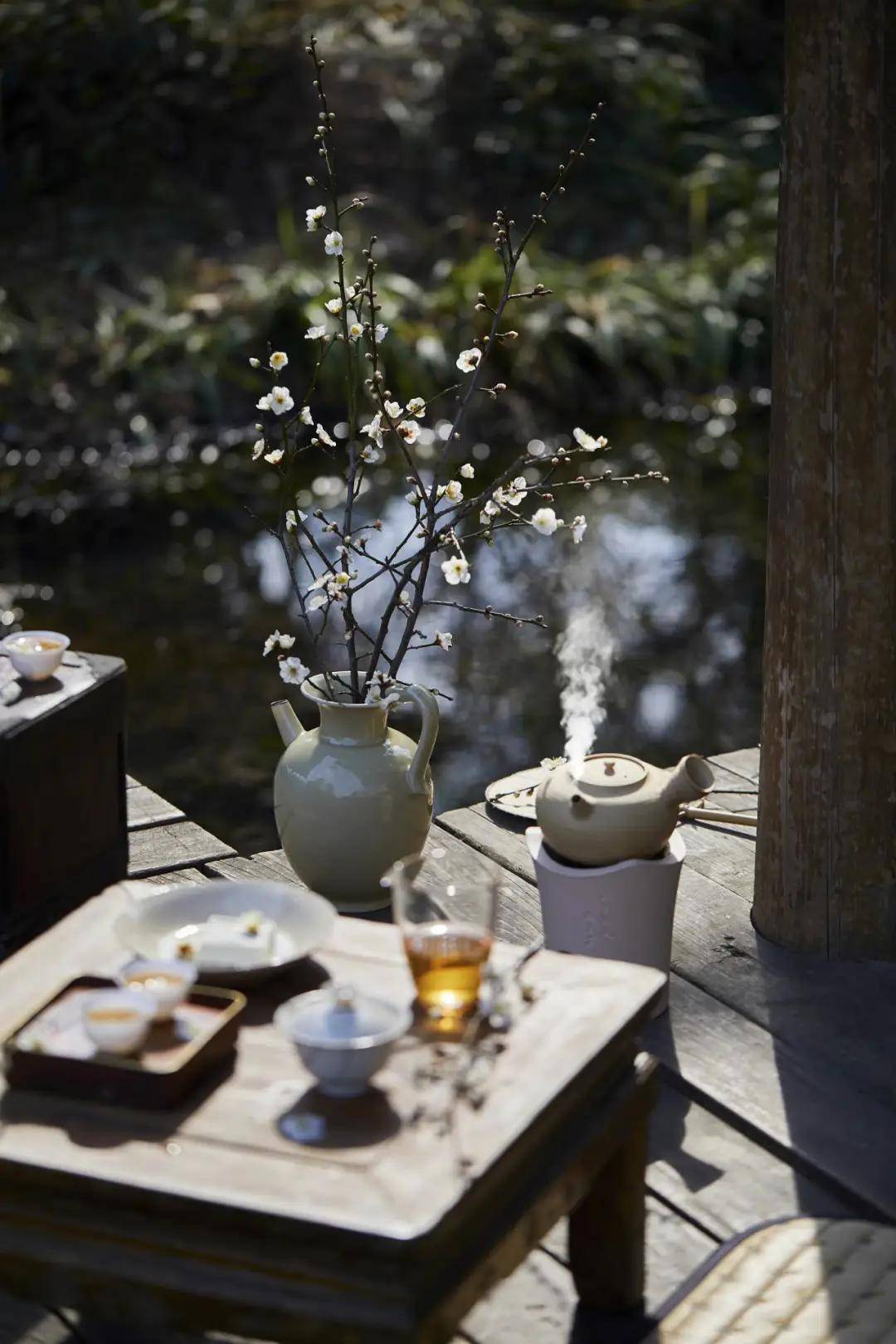 陆游的《雪后煎茶》诗说"雪液清甘涨井泉,自携茶灶就烹煎.