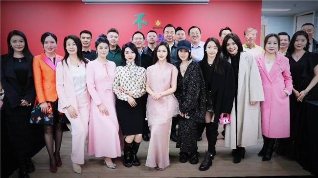 “JQ饰尚女王”刘一煊与她的第七届慈善夜圆满举办