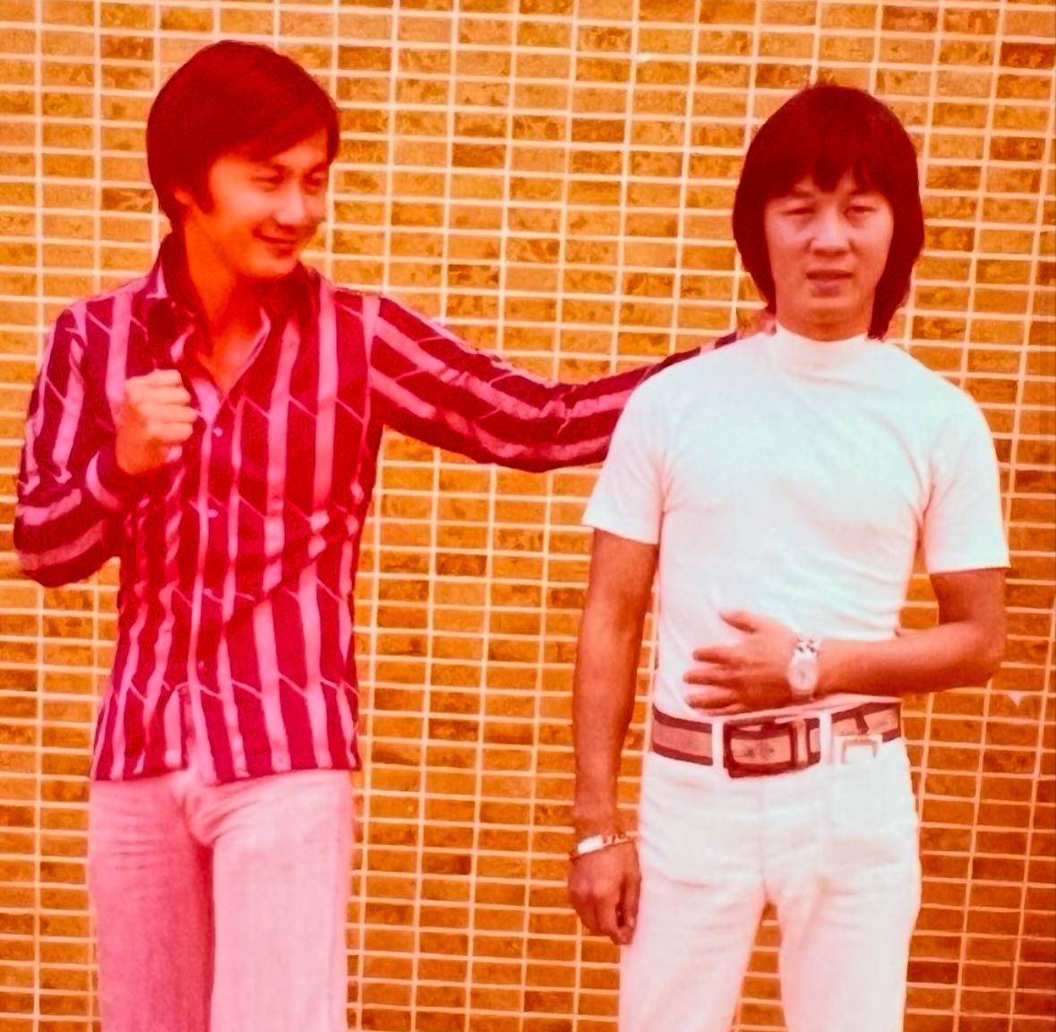 许冠杰晒旧照悼念许冠英,离世13年仍难忘兄弟情,儿子也晒照悼念