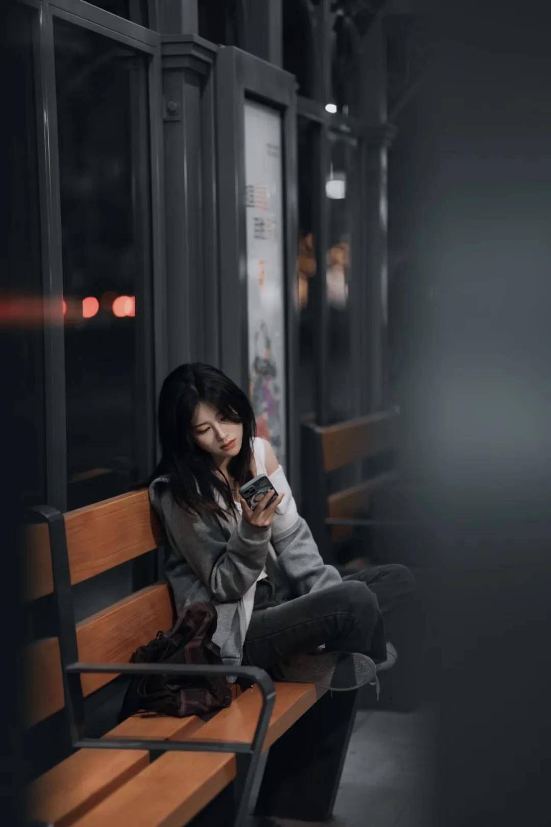 上香的年轻人，，，，，，突然涌进旅馆禅修