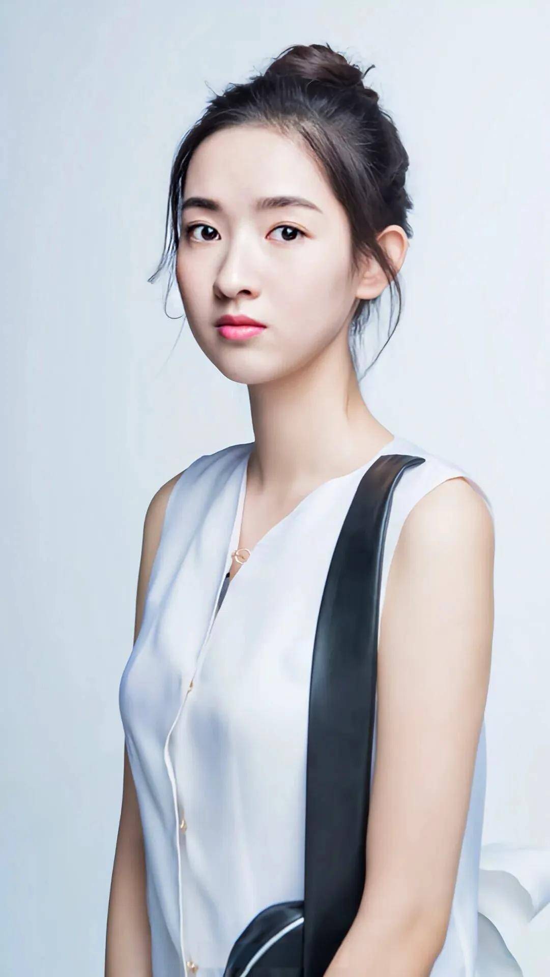 "性感女神"王玉雯,97年的她舞蹈专业.身材前凸后翘,丰胸肥臀