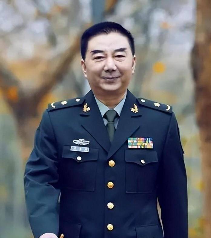 现在的唐爱国,常常会跟年轻相声演员说:要想做好相声,得先学会做人