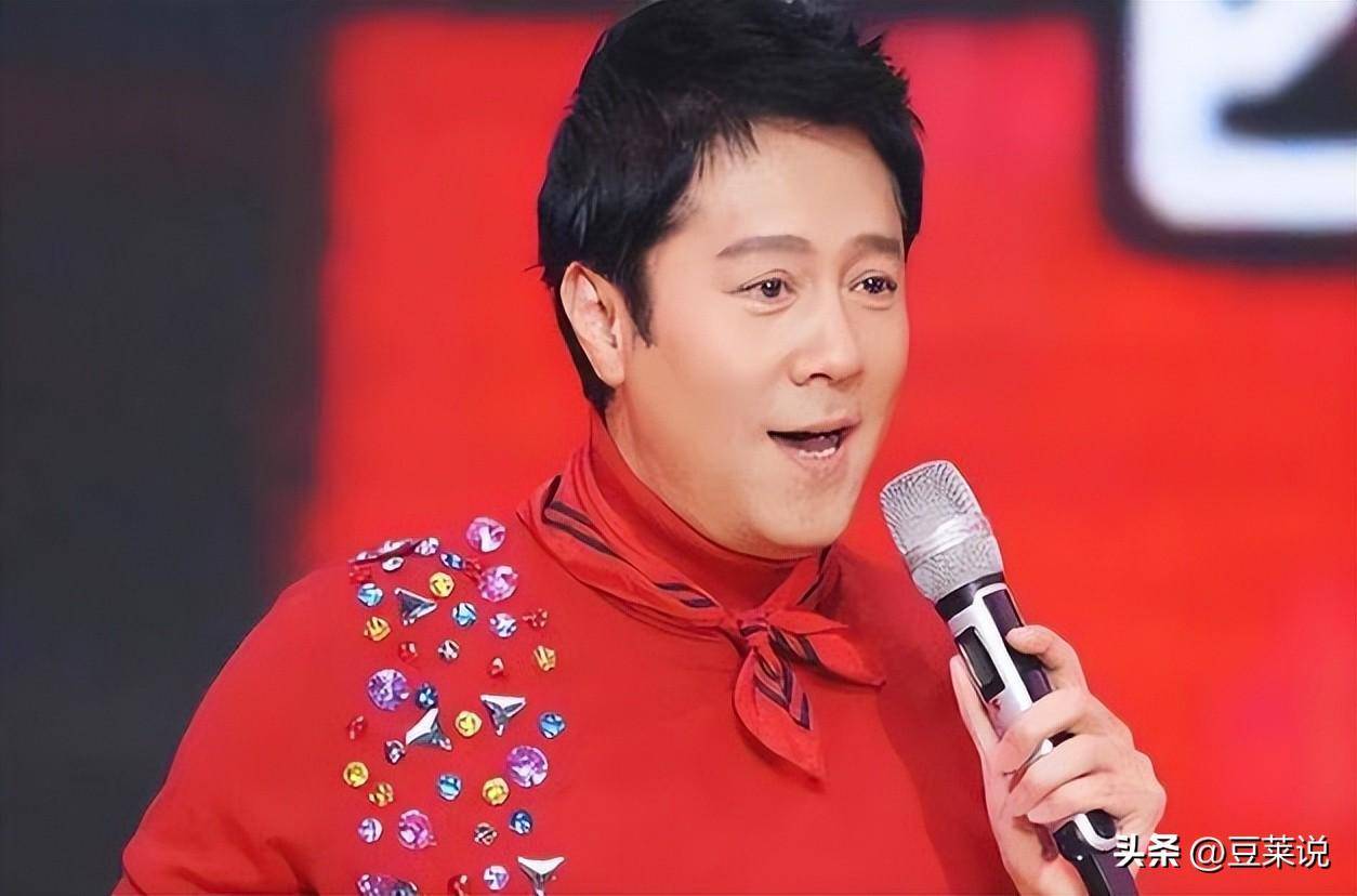 秦娟对蔡国庆一见钟情,并展开了长达八年的追求.