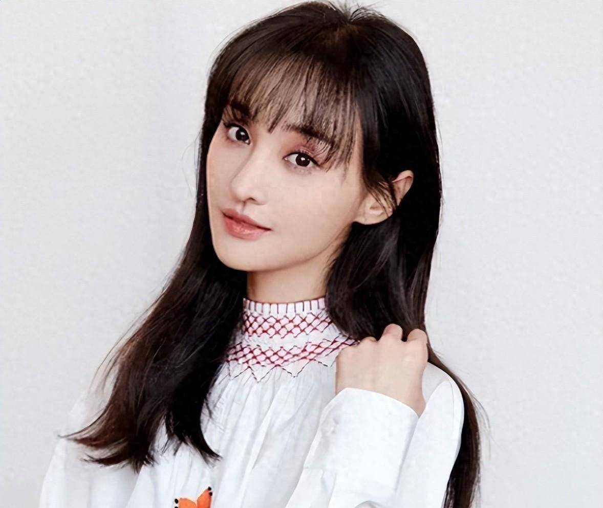 郑爽美国和朋友聚餐,陪异性喝酒日子潇洒,男方玩手机态度冷漠