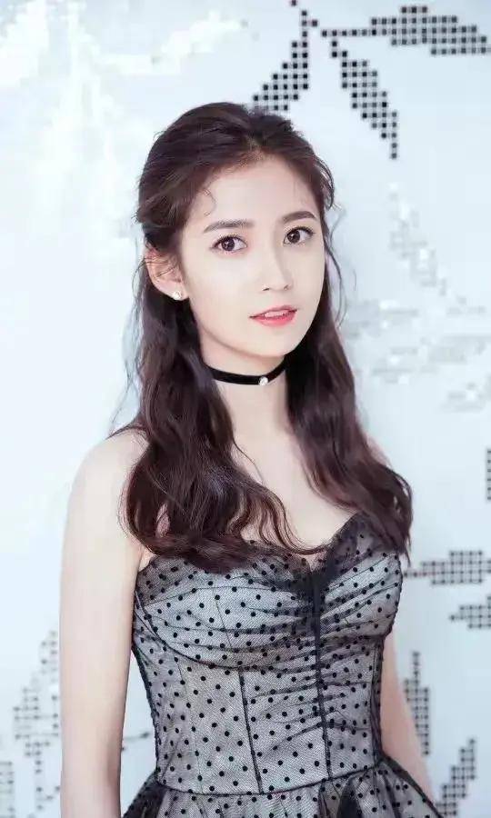 陈钰琪长相,别说张无忌了,我也顶不住啊,这腿又长又白又直.