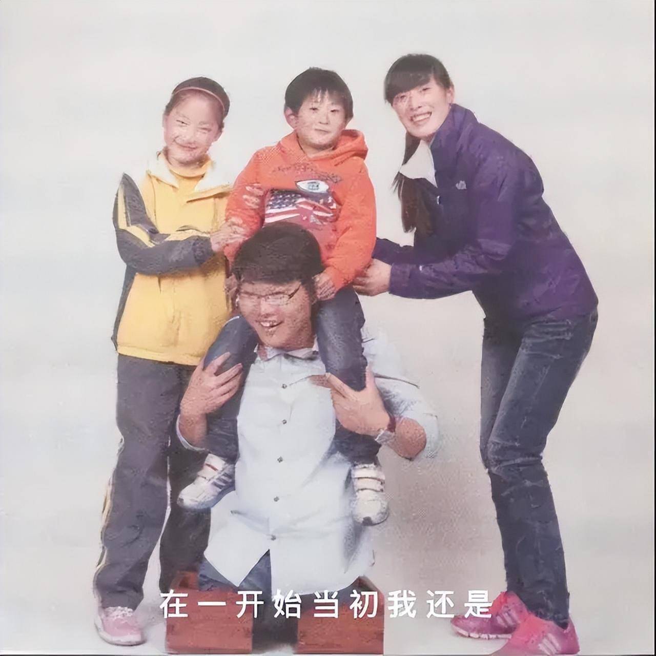山东无腿小伙娶河南美女,生下一儿一女,网友质疑:是亲生的吗?