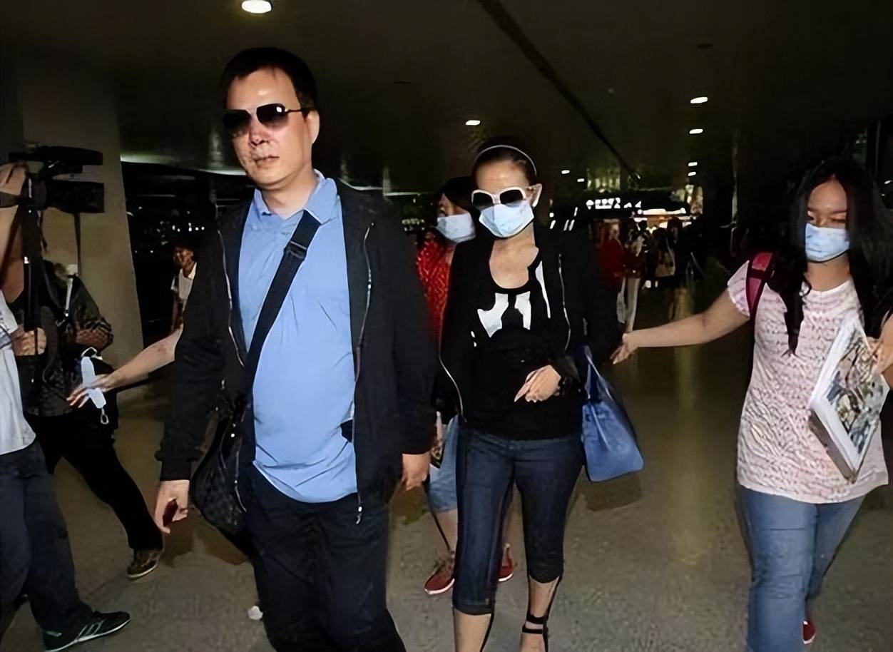 封杀3年后,48岁赵薇现状曝光,身材发福像大妈,亲人遭遇惹争议_黄有龙