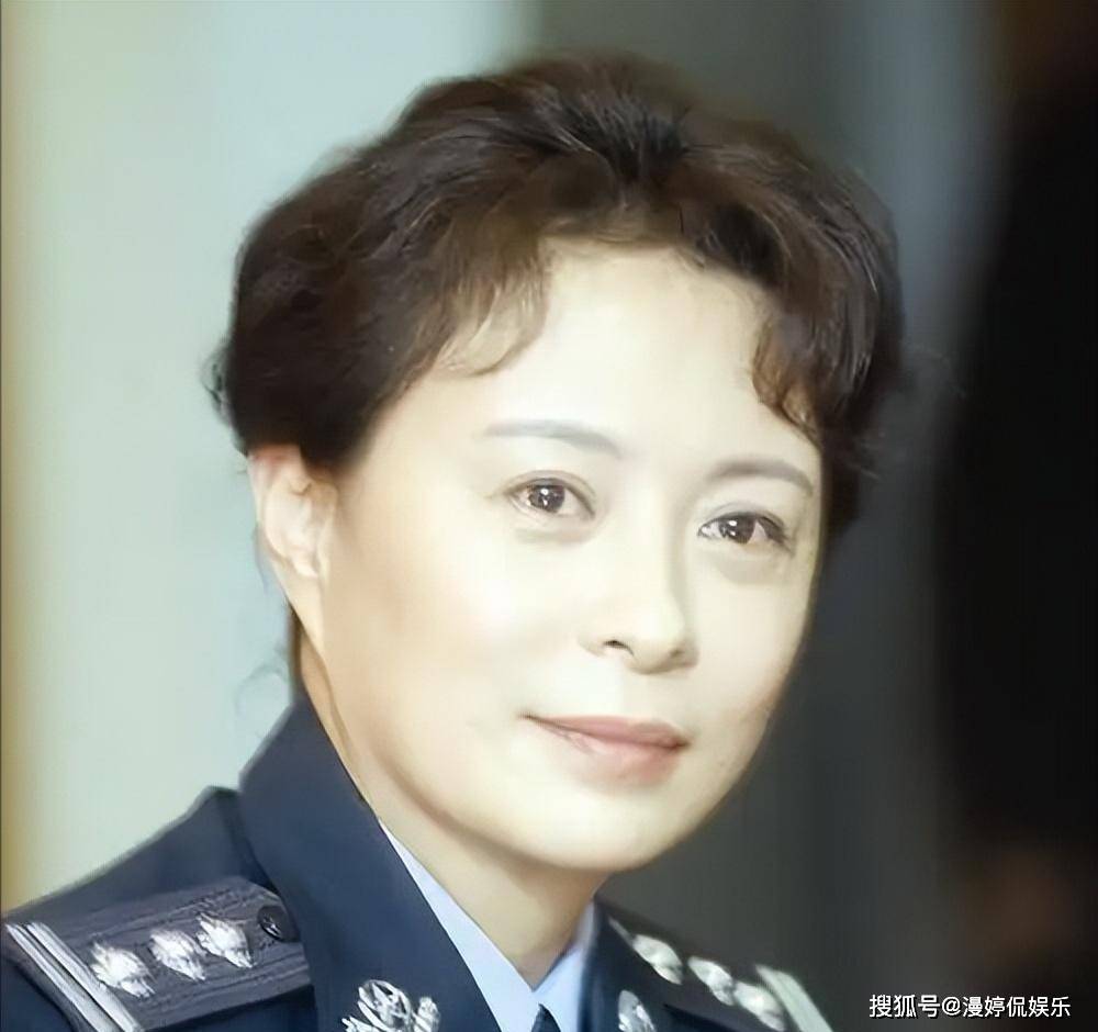 她是国家一级演员,与富豪结婚37年零绯闻,如今儿子是骄傲