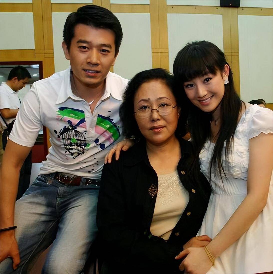 她是斯琴高娃的女儿孙丹:我的沧桑母亲,我的瘫痪父亲,我带泪的亲情!