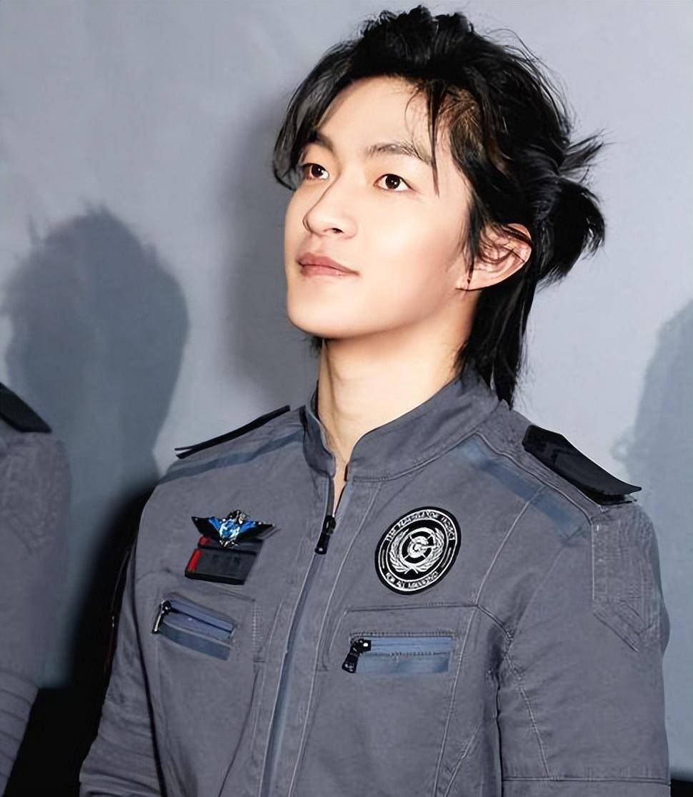 屈楚萧:曾被吴京亲手捧红,走红后却直接背刺,如今现状如何?