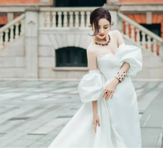 六位当红女星写真惊艳亮相,纯真与魅惑交织令人沉醉 第4张 六位当红女星写真惊艳亮相,纯真与魅惑交织令人沉醉 第4张