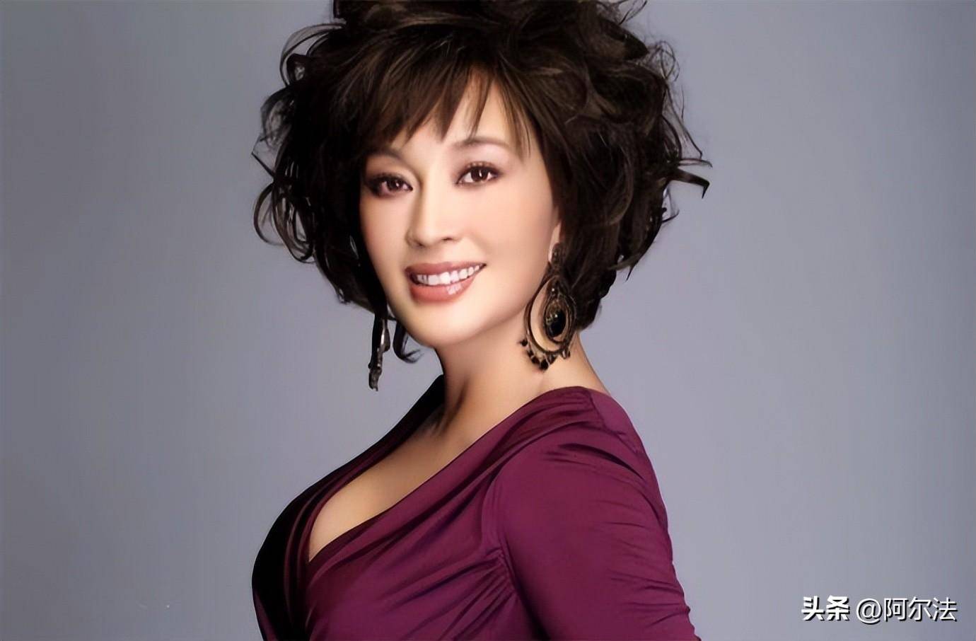 事实证明!晚年喜欢上小20多岁摄影师的刘晓庆,早就已经晚节不保