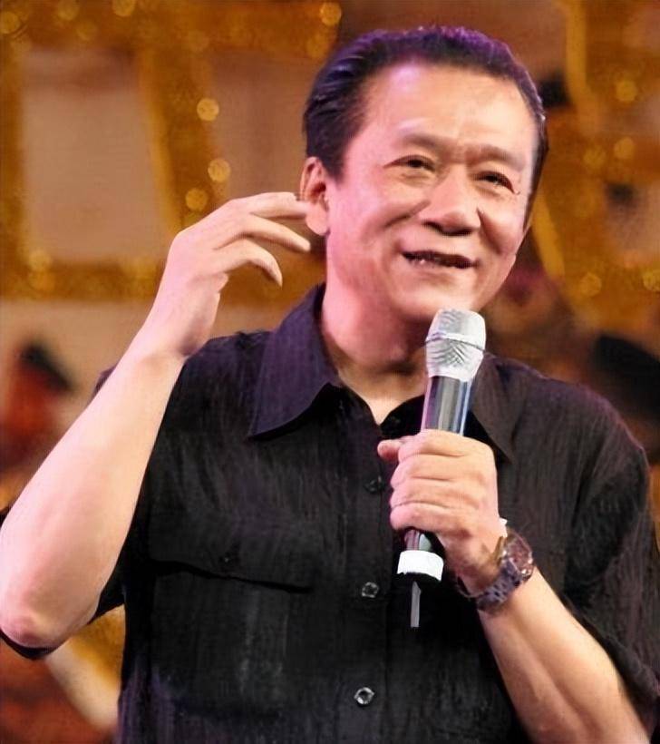 13年前,59岁的相声大师侯耀文去世,侄子戴志诚转身娶走"婶婶"