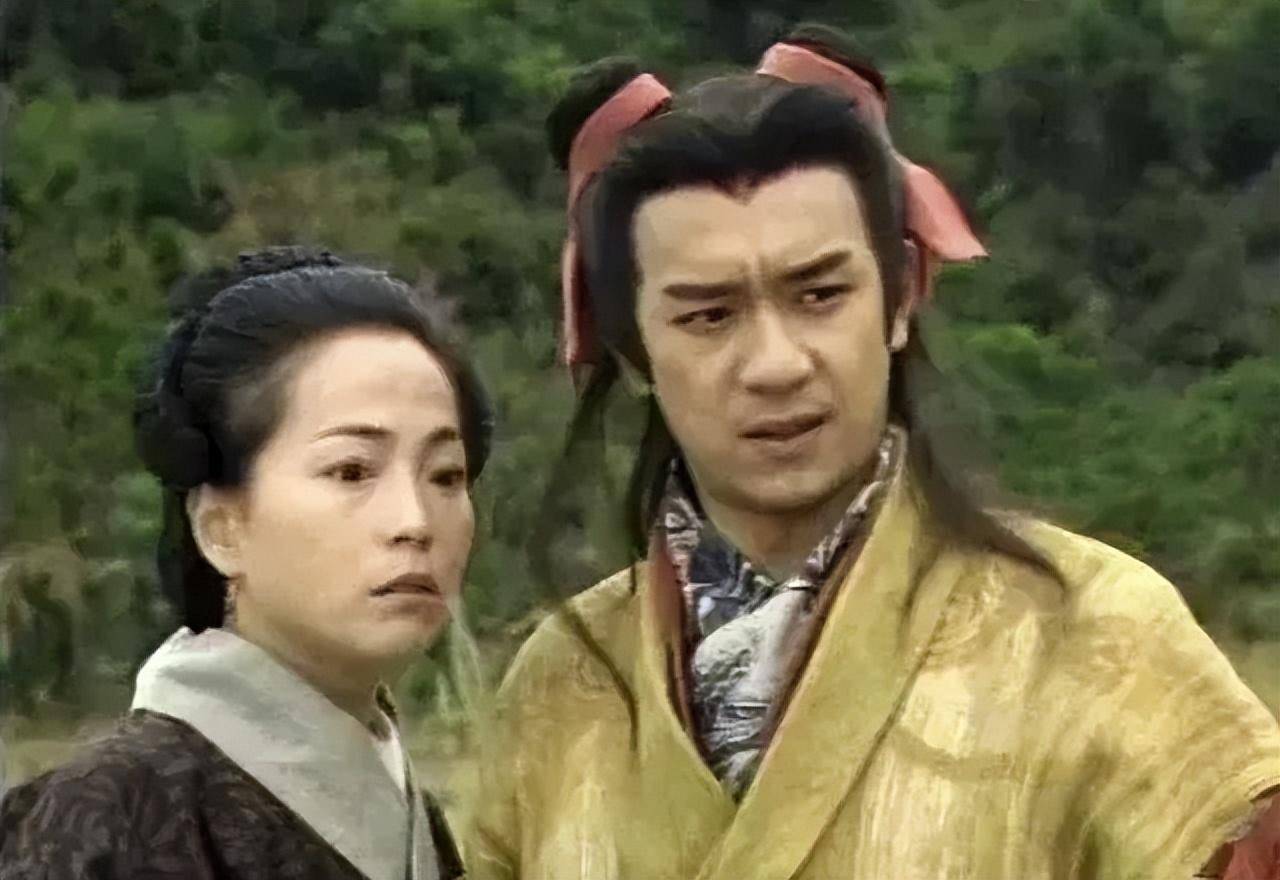 电视剧《僵尸道长》系列时,对饰演僵尸道长「九叔」的林正英一见钟情