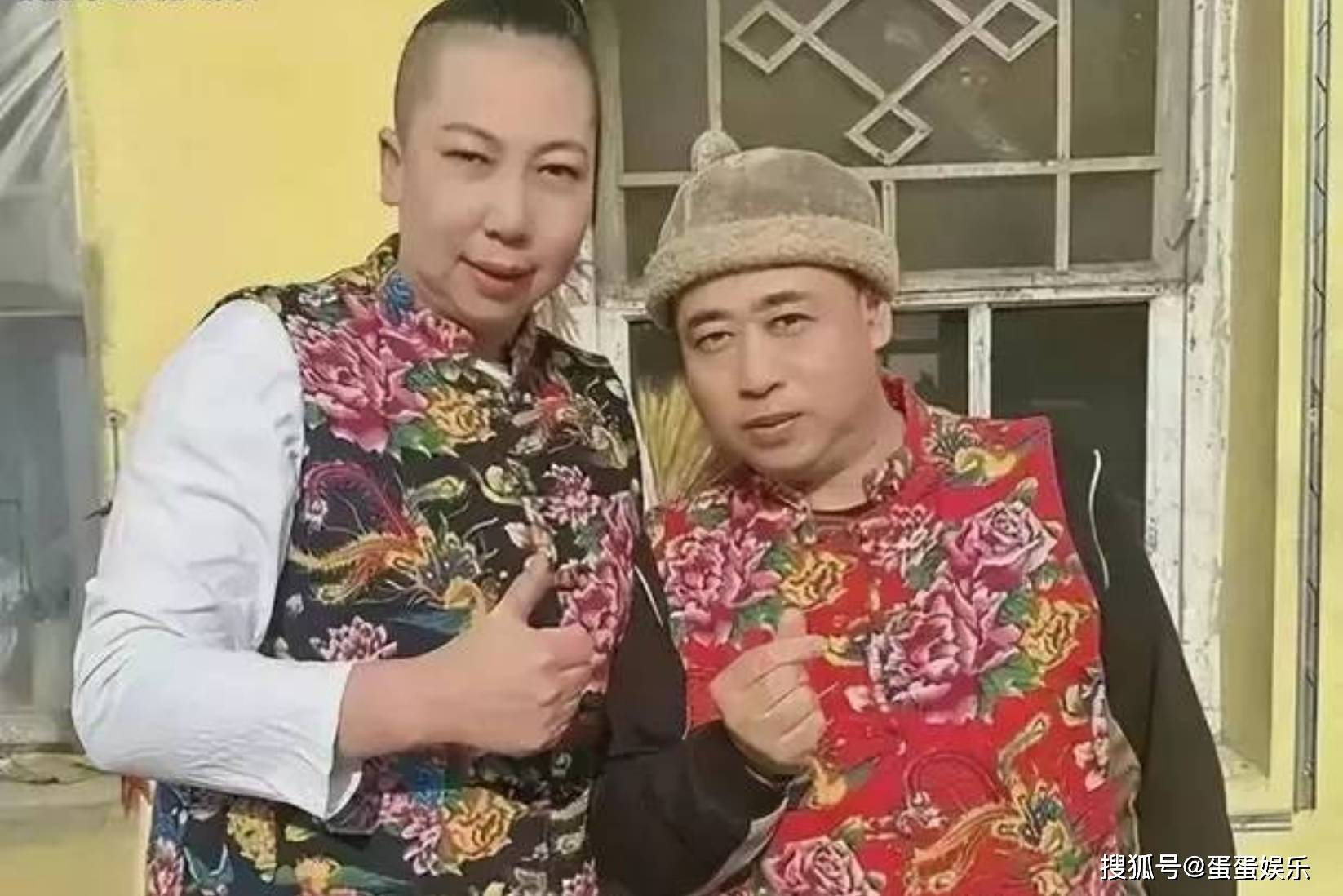 东北雨姐落寞现身机场，口罩遮面难掩愁绪，与老蒯全程零交流！_形象_贴近生活_网友