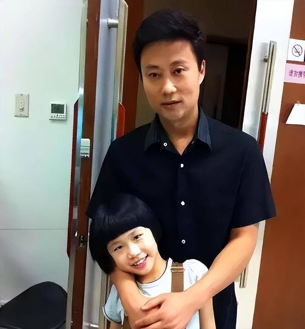 离婚7年,再看耿为华和小14岁前妻郑佳的境遇,生活差距太大