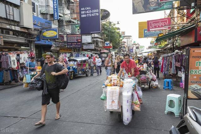 华人更乘机迅速地利用了泰王对贸易深感兴趣的心理,成为皇家贸易的