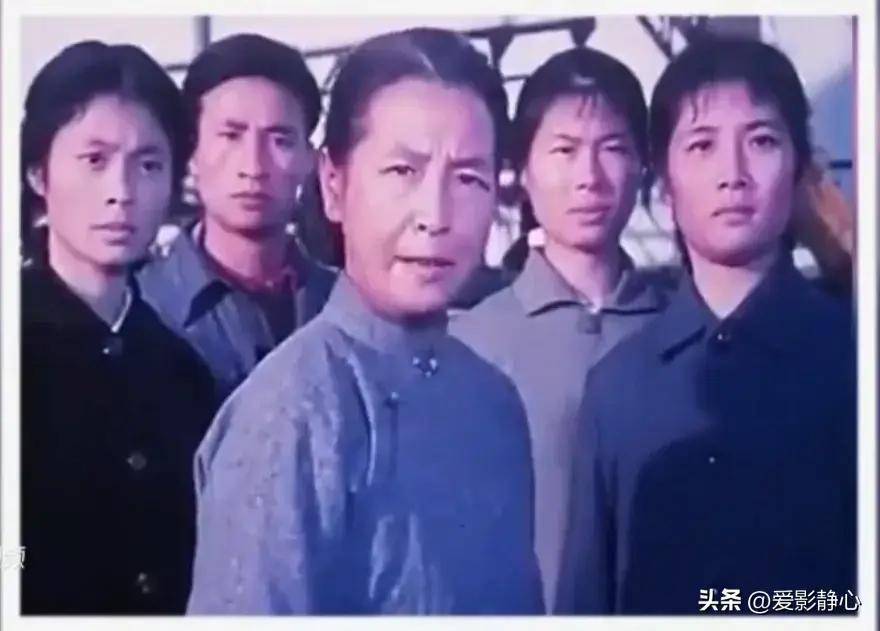 晓军是海政文工团演员,1961年她被选入《红珊瑚》剧组,成了女主角珊妹