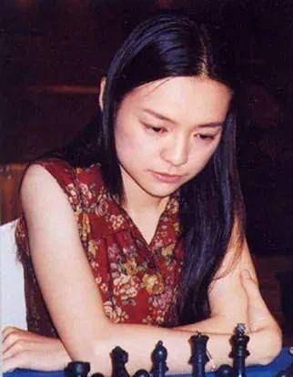 放弃中国国籍,支持一夫多妻,劝闺蜜嫁自己老公的棋后,如今怎样_诸宸