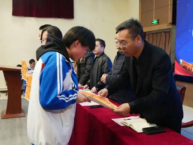 张家口东方中学初中年级期中表彰大会隆重召开